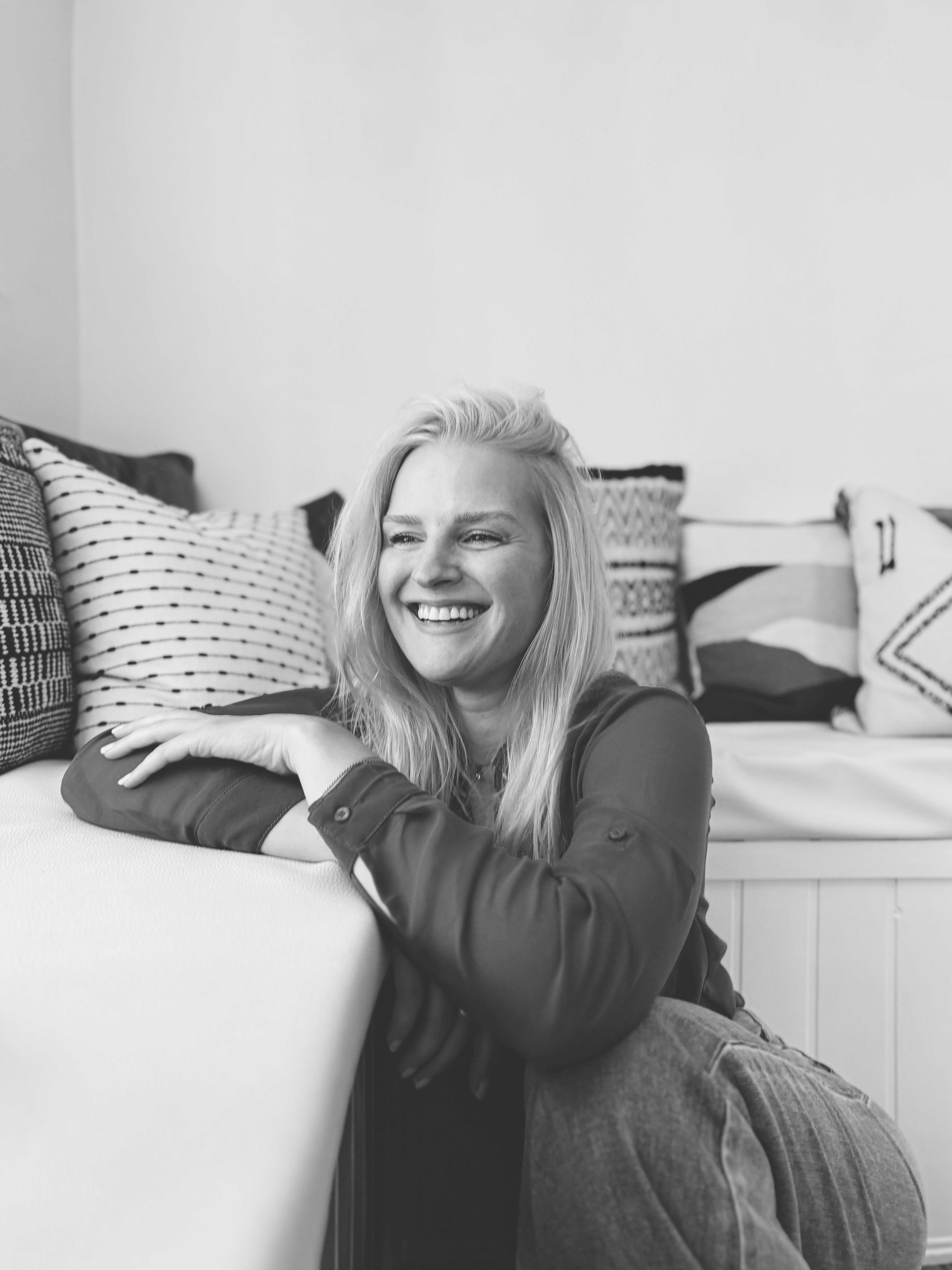 Photo noir et blanc de Christel Brochu qui sourit et regarde au loin à votre gauche